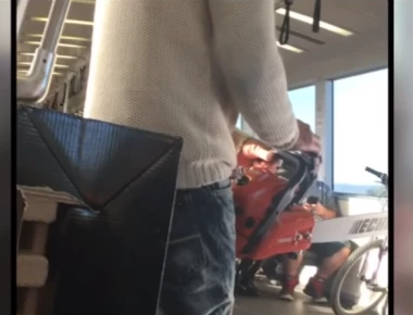 Ψυχοπαθής σε τρένο απειλούσε να σφάξει τον κόσμο με αλυσοπρίονο (βίντεο)